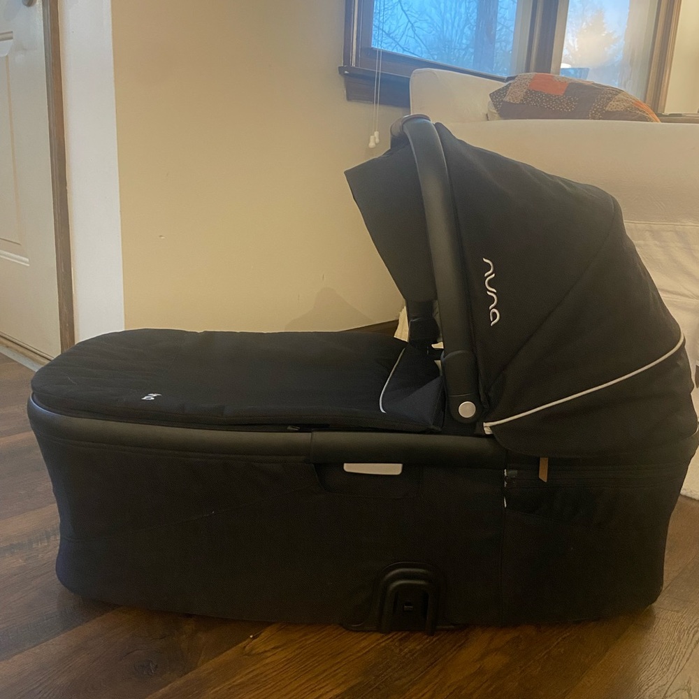 Nuna Demi grow bassinet